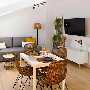holidays2malaga-trinidad-renovated-1-bedroom-penthouse.1costadelsol.com/